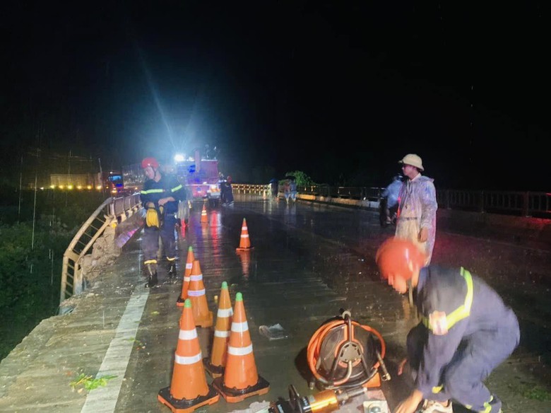 Tai nạn ở Quảng Trị: Xe đầu k&eacute;o lao xuống vực, t&agrave;i xế tử vong- Ảnh 3.