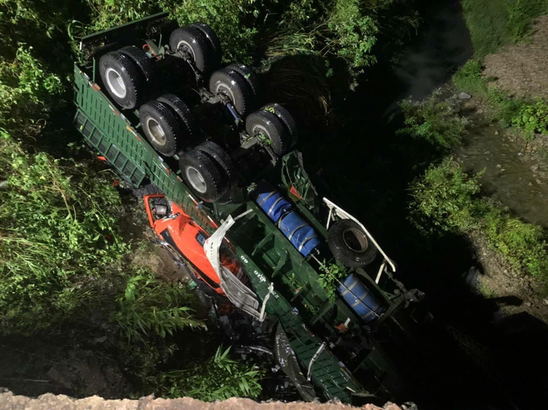 Tai nạn ở Quảng Trị: Xe đầu k&eacute;o lao xuống vực, t&agrave;i xế tử vong- Ảnh 2.