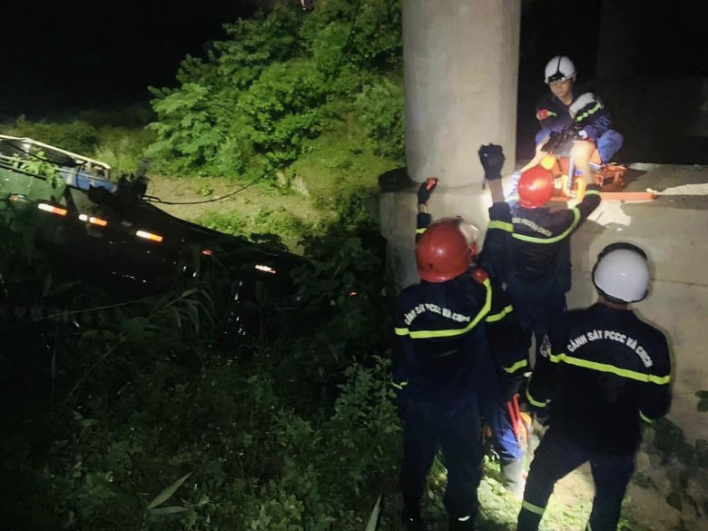 Tai nạn ở Quảng Trị: Xe đầu k&eacute;o lao xuống vực, t&agrave;i xế tử vong- Ảnh 1.