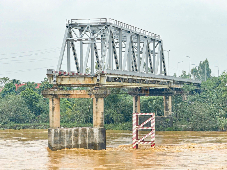 X&acirc;y mới cầu Phong Ch&acirc;u v&igrave; kh&ocirc;ng thể sửa chữa- Ảnh 4.
