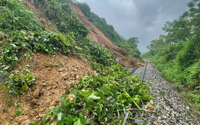 Li&ecirc;n tục sạt lở tr&ecirc;n tuyến đường sắt H&agrave; Nội - L&agrave;o Cai
