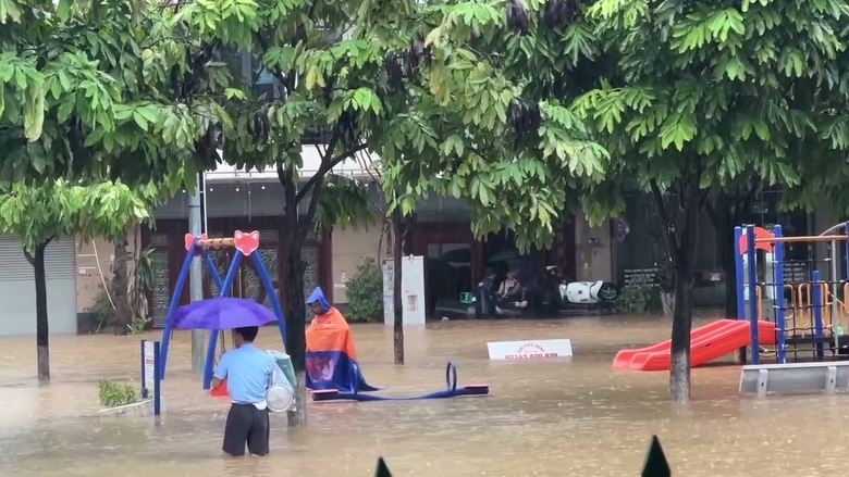 Nước Sông Hồng tiếp tục dâng cao, nhiều nơi ở Lào Cai bị cô lập- Ảnh 2. Nước Sông Hồng tiếp tục dâng cao, nhiều nơi ở Lào Cai bị cô lập- Ảnh 2.