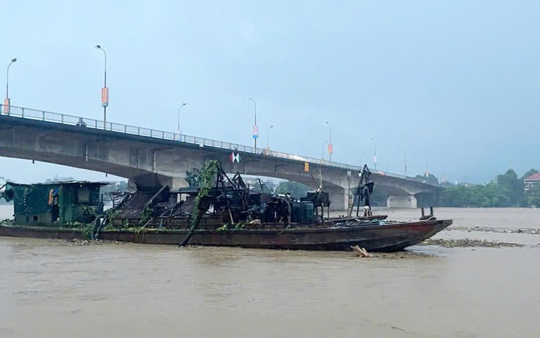 Hai t&agrave;u Trung Quốc tr&ocirc;i dạt đến Y&ecirc;n B&aacute;i