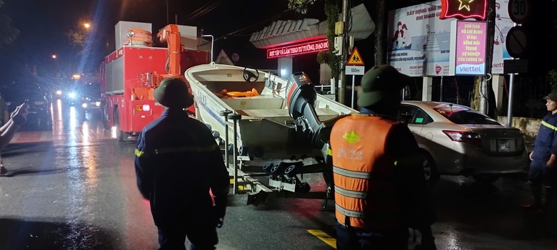 Y&ecirc;n B&aacute;i: Nhiều nơi ngập nặng, người d&acirc;n di chuyển đồ trong đ&ecirc;m- Ảnh 4.