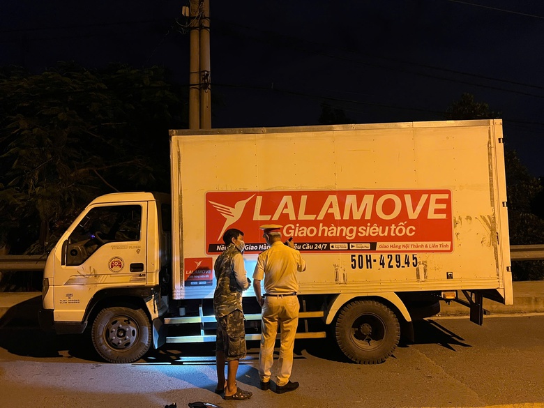 Trượt ng&atilde; xuống đường, người đ&agrave;n &ocirc;ng bị xe tải c&aacute;n tử vong- Ảnh 2.