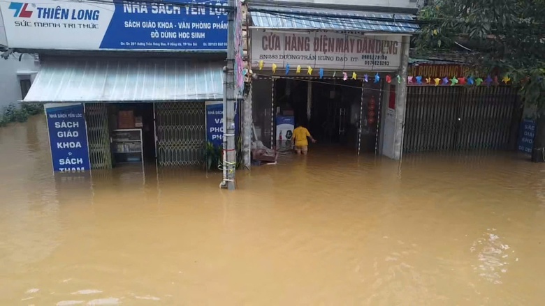 Y&ecirc;n B&aacute;i: Nhiều nơi ngập nặng, người d&acirc;n di chuyển đồ trong đ&ecirc;m- Ảnh 7.