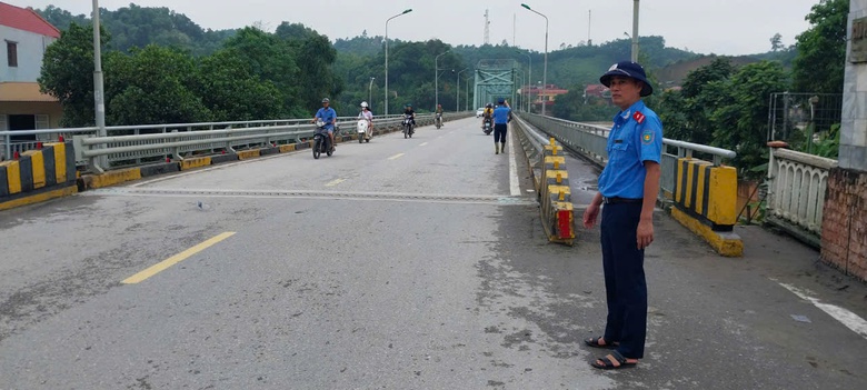 Nước lũ d&acirc;ng cao, cấm lưu th&ocirc;ng qua cầu Y&ecirc;n B&aacute;i từ 18h h&ocirc;m nay- Ảnh 1.