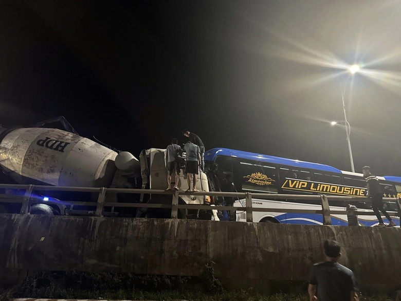 Tai nạn li&ecirc;n ho&agrave;n tr&ecirc;n đường tr&aacute;nh quốc lộ 1A, t&agrave;i xế xe bồn tử vong- Ảnh 1.