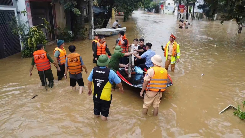 Những c&acirc;u chuyện cảm động trong b&atilde;o lũ ở Y&ecirc;n B&aacute;i- Ảnh 3.