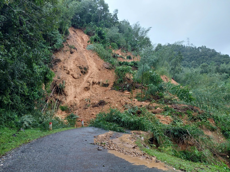 C&ocirc;ng an th&ocirc;ng tin vụ 3 &ocirc; t&ocirc; bị cuốn tr&ocirc;i tại Cao Bằng, 4 người tử vong- Ảnh 1.