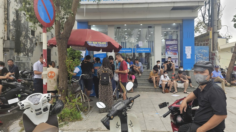 Người d&acirc;n Hải Ph&ograve;ng trả tiền trước, nhận bi&ecirc;n lai, xếp h&agrave;ng th&acirc;u đ&ecirc;m chờ mua m&aacute;y ph&aacute;t điện- Ảnh 4.