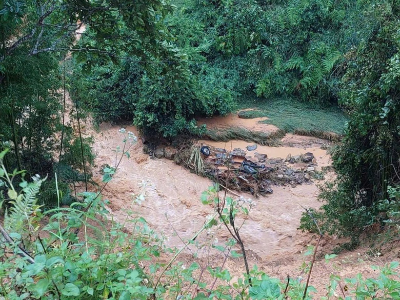 Vụ sạt lở đất cuốn tr&ocirc;i 4 &ocirc; t&ocirc; ở Cao Bằng: T&igrave;m thấy 7 thi thể- Ảnh 1.