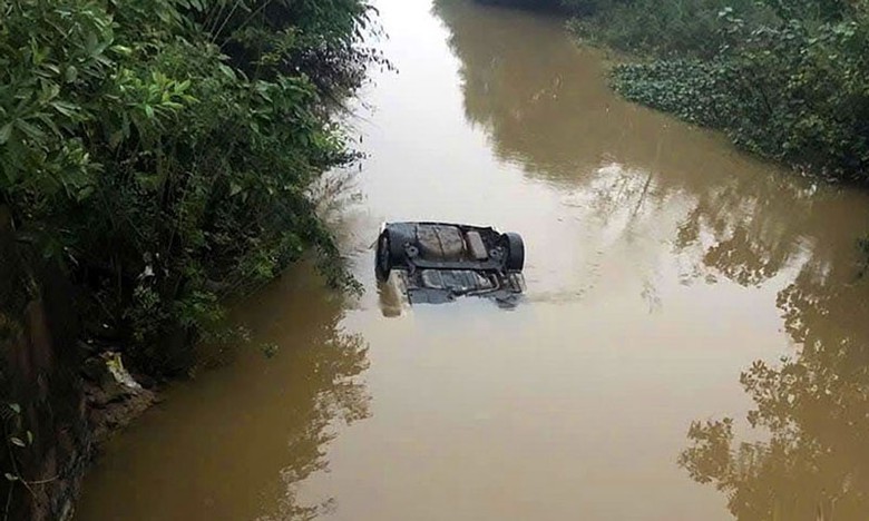 Người d&acirc;n ph&aacute;t hiện chiếc xe &ocirc; t&ocirc; nằm lật ngửa giữa s&ocirc;ng.