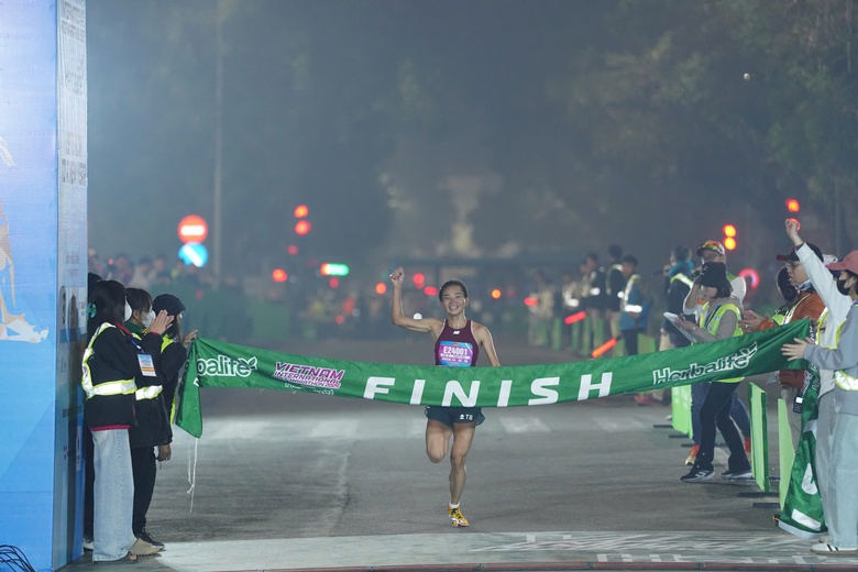 &ldquo;Nữ ho&agrave;ng điền kinh&rdquo; Việt Nam lập kỷ lục ở giải chạy ch&agrave;o năm mới 2025- Ảnh 2.