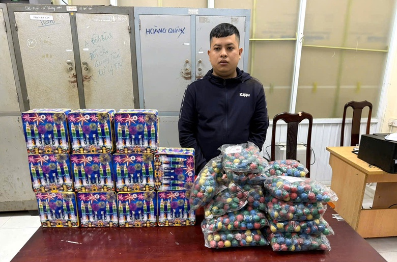 Thanh niên dương tính ma túy, không có GPLX ngang nhiên chở pháo lậu đi tiêu thụ- Ảnh 1. Thanh niên dương tính ma túy, không có GPLX ngang nhiên chở pháo lậu đi tiêu thụ- Ảnh 1.