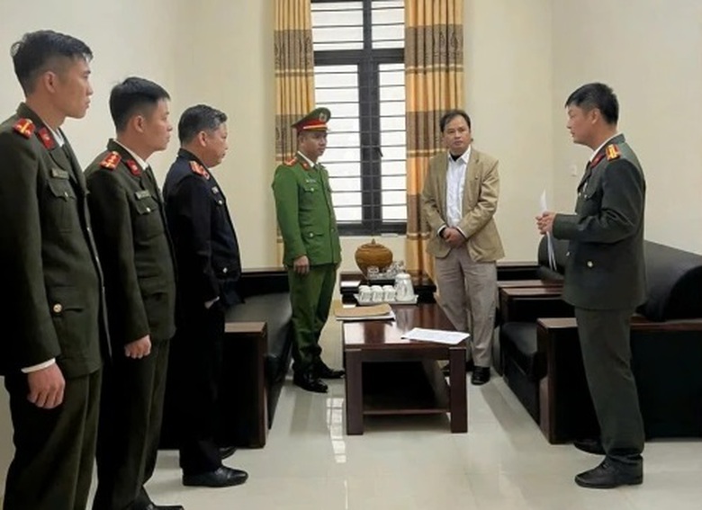 Nghệ An: Bắt giam trưởng ban quản l&yacute; rừng ph&ograve;ng hộ- Ảnh 1.