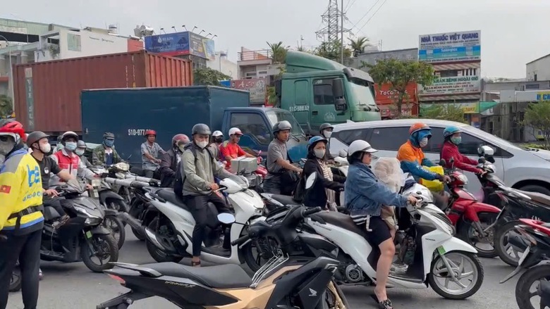 Xe tải chở r&aacute;c va chạm với xe đạp, một cụ &ocirc;ng bị thương nặng- Ảnh 2.