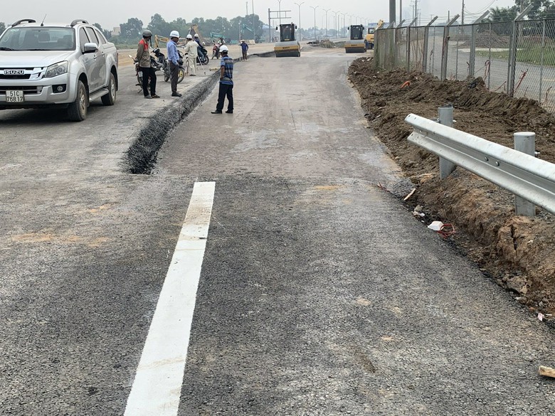 Ho&agrave;n th&agrave;nh thảm nhựa đoạn 250m nối cao tốc Bến Lức v&agrave; Trung Lương- Ảnh 2.