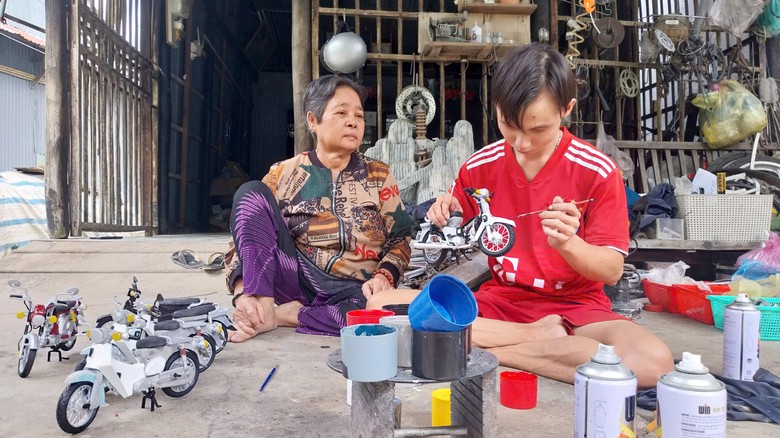 Ch&agrave;ng trai c&acirc;m điếc l&agrave;m m&ocirc; h&igrave;nh xe m&aacute;y đẹp như thật- Ảnh 2.