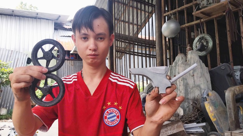 Ch&agrave;ng trai c&acirc;m điếc l&agrave;m m&ocirc; h&igrave;nh xe m&aacute;y đẹp như thật- Ảnh 1.