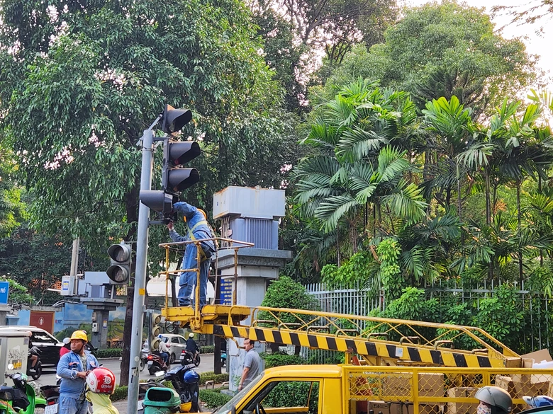 TP.HCM lắp 50 biển b&aacute;o, mũi t&ecirc;n cho ph&eacute;p rẽ phải khi đ&egrave;n đỏ- Ảnh 2.