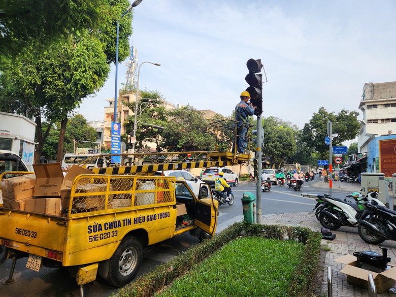 TP.HCM lắp 50 biển b&aacute;o, mũi t&ecirc;n cho ph&eacute;p rẽ phải khi đ&egrave;n đỏ- Ảnh 1.