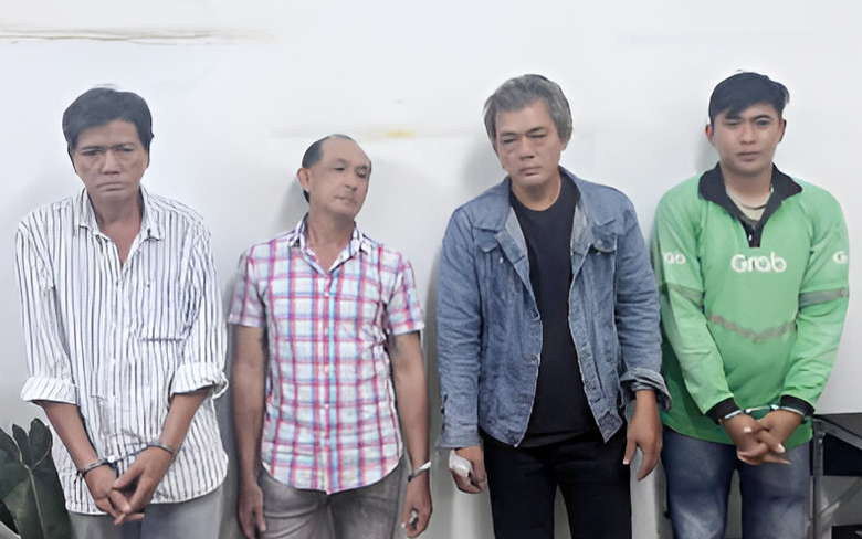 Bắt khẩn cấp 4 người hỗn chiến trước cổng bệnh viện- Ảnh 1.