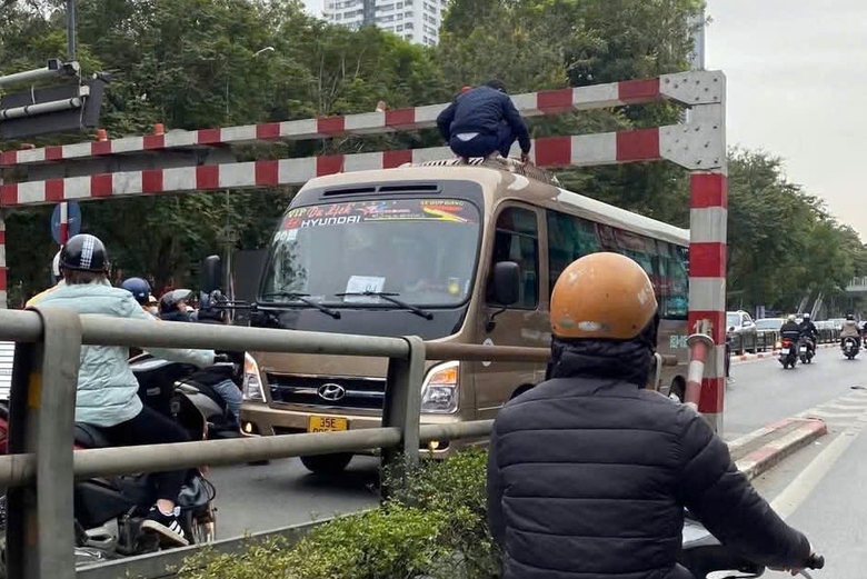 Phạt 5 triệu, trừ 2 điểm bằng l&aacute;i t&agrave;i xế xe kh&aacute;ch đi l&ecirc;n cầu vượt Th&aacute;i H&agrave;- Ảnh 2.