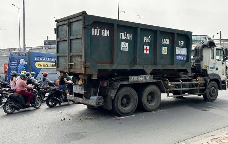 Hiện trường vụ tai nạn giữa xe tải chở r&aacute;c v&agrave; xe đạp.