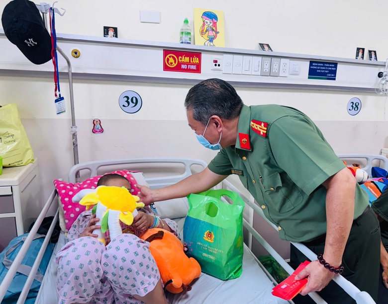 Bệnh nhi ung bướu h&aacute;o hức h&oacute;a th&acirc;n th&agrave;nh l&iacute;nh cứu hỏa, CSGT, c&ocirc;ng an- Ảnh 2.