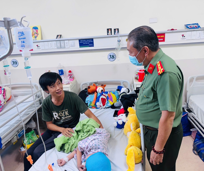 Bệnh nhi ung bướu h&aacute;o hức h&oacute;a th&acirc;n th&agrave;nh l&iacute;nh cứu hỏa, CSGT, c&ocirc;ng an- Ảnh 3.