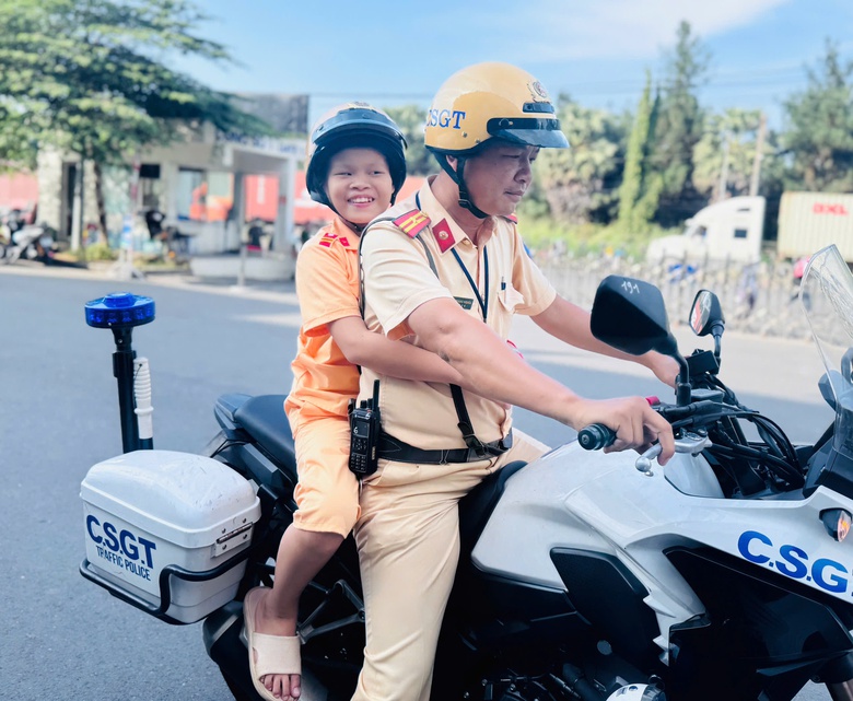 Bệnh nhi ung bướu h&aacute;o hức h&oacute;a th&acirc;n th&agrave;nh l&iacute;nh cứu hỏa, CSGT, c&ocirc;ng an- Ảnh 9.