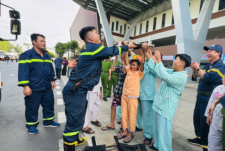 Bệnh nhi ung bướu h&aacute;o hức h&oacute;a th&acirc;n th&agrave;nh l&iacute;nh cứu hỏa, CSGT, c&ocirc;ng an- Ảnh 5.
