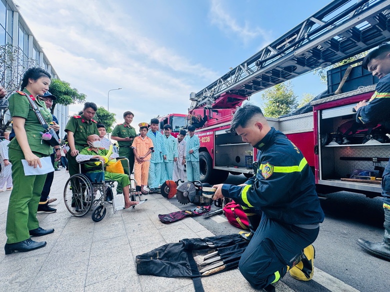 Bệnh nhi ung bướu h&aacute;o hức h&oacute;a th&acirc;n th&agrave;nh l&iacute;nh cứu hỏa, CSGT, c&ocirc;ng an- Ảnh 4.