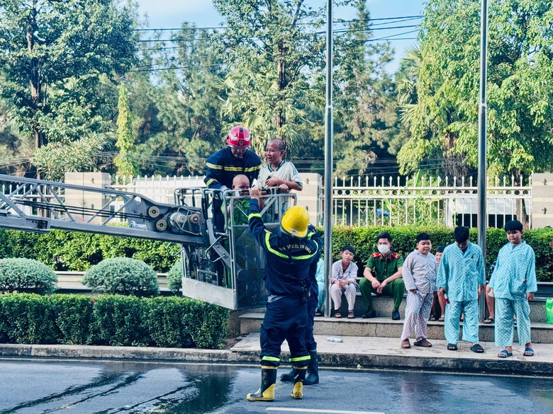 Bệnh nhi ung bướu h&aacute;o hức h&oacute;a th&acirc;n th&agrave;nh l&iacute;nh cứu hỏa, CSGT, c&ocirc;ng an- Ảnh 6.