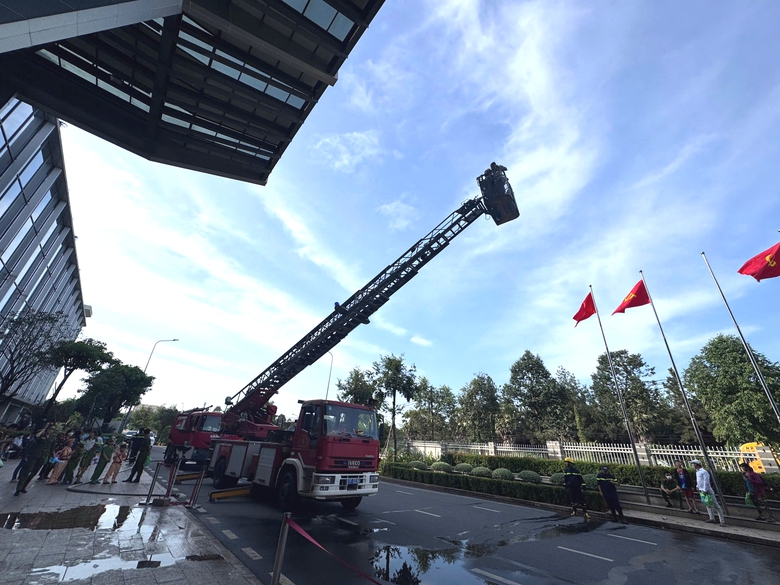 Bệnh nhi ung bướu h&aacute;o hức h&oacute;a th&acirc;n th&agrave;nh l&iacute;nh cứu hỏa, CSGT, c&ocirc;ng an- Ảnh 7.