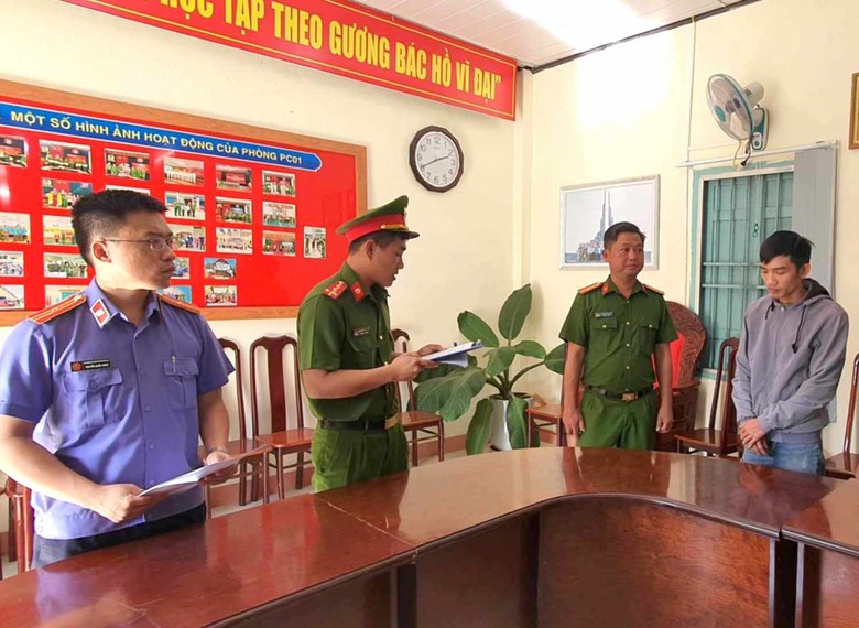 Bắt nh&acirc;n vi&ecirc;n ng&acirc;n h&agrave;ng lừa đảo, vay tiền của nhiều người rồi chiếm đoạt- Ảnh 1.
