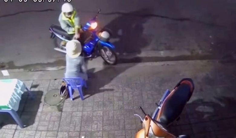 Bắt đối tượng cướp giật 213 tờ v&eacute; số của cụ gi&agrave; 70 tuổi- Ảnh 2.