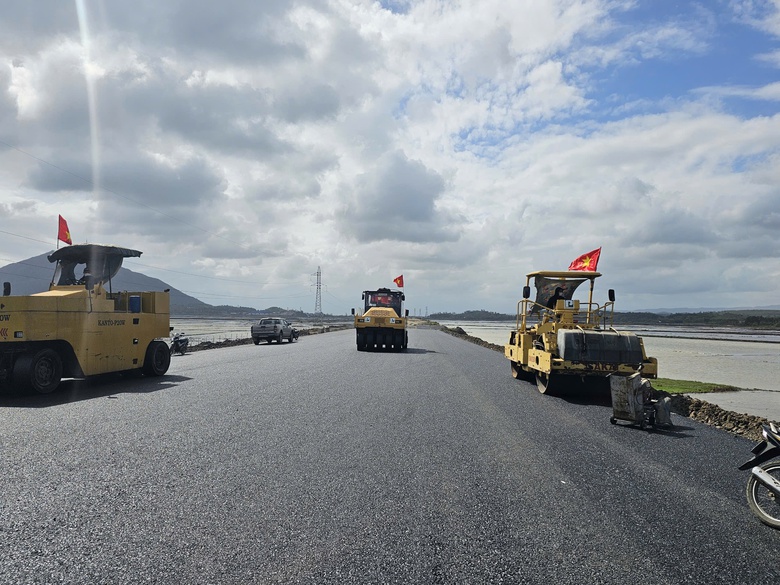 Tháo gỡ khó khăn, đẩy tiến độ cao tốc qua Phú Yên- Ảnh 3. Tháo gỡ khó khăn, đẩy tiến độ cao tốc qua Phú Yên- Ảnh 3.