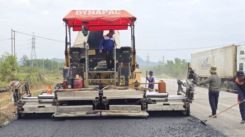 Tăng tốc thảm nhựa, g&aacute;c dầm cầu vượt tr&ecirc;n cao tốc H&ograve;a Li&ecirc;n - T&uacute;y Loan- Ảnh 3.