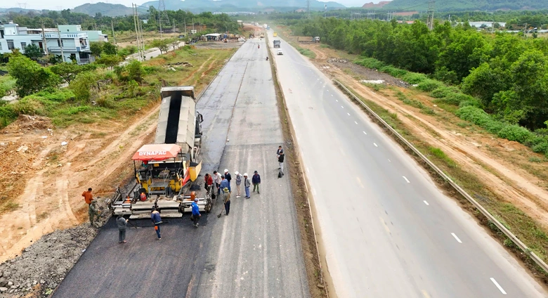 Tăng tốc thảm nhựa, g&aacute;c dầm cầu vượt tr&ecirc;n cao tốc H&ograve;a Li&ecirc;n - T&uacute;y Loan- Ảnh 1.