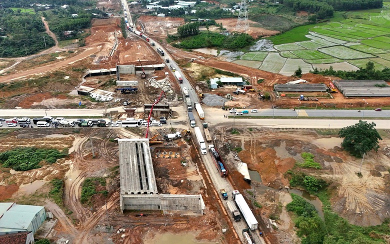 Tăng tốc thảm nhựa, g&aacute;c dầm cầu vượt tr&ecirc;n cao tốc H&ograve;a Li&ecirc;n - T&uacute;y Loan