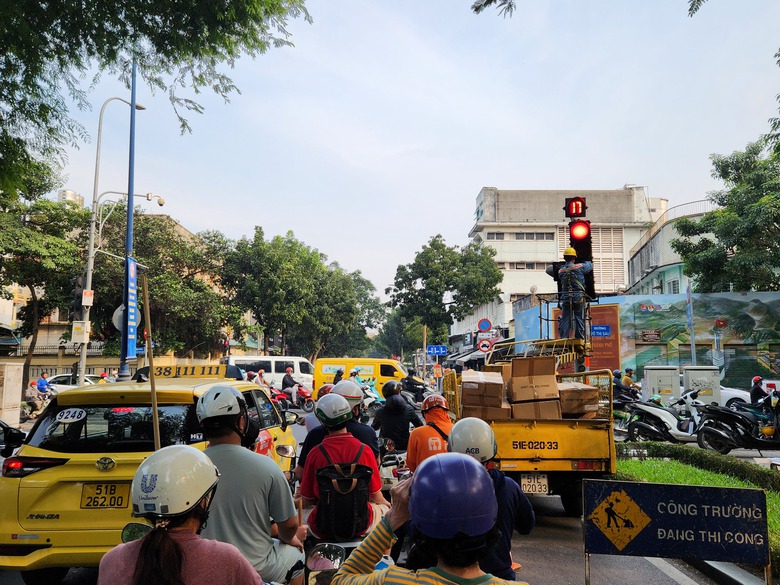 Kẹt xe ở trung t&acirc;m TP.HCM gia tăng dịp cuối năm- Ảnh 1.