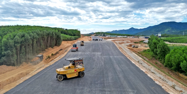 C&ocirc;ng nh&acirc;n giao th&ocirc;ng về qu&ecirc; bằng m&aacute;y bay, xe giường nằm- Ảnh 2.