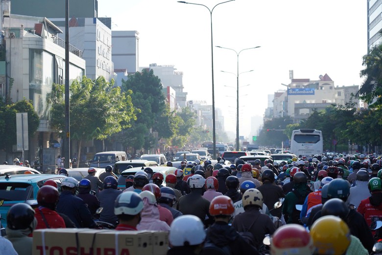 Kẹt xe ở trung t&acirc;m TP.HCM gia tăng dịp cuối năm- Ảnh 3.