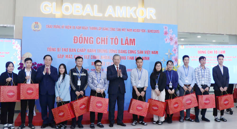 Tổng B&iacute; thư T&ocirc; L&acirc;m thăm, tặng qu&agrave; Tết cho c&ocirc;ng nh&acirc;n tại Bắc Ninh- Ảnh 1.