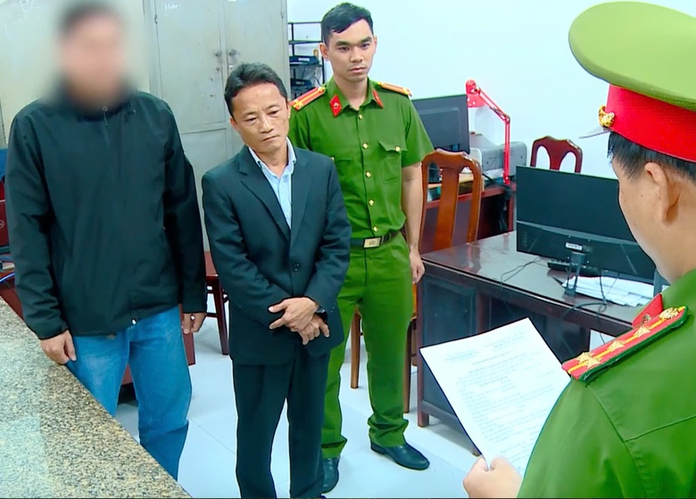 Bắt tạm giam người đ&agrave;n &ocirc;ng r&uacute;t kiếm đ&ograve;i ch&eacute;m nữ c&ocirc;ng nh&acirc;n m&ocirc;i trường- Ảnh 1.