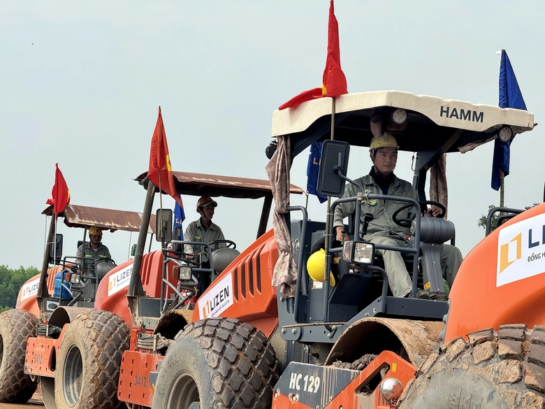 C&ocirc;ng trường giao th&ocirc;ng thi c&ocirc;ng xuy&ecirc;n Tết- Ảnh 1.
