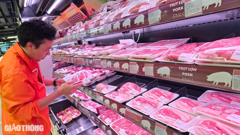 Gi&aacute; thịt lợn tăng mạnh, nỗi lo h&agrave;ng dịch bệnh tuồn ra chợ- Ảnh 1.