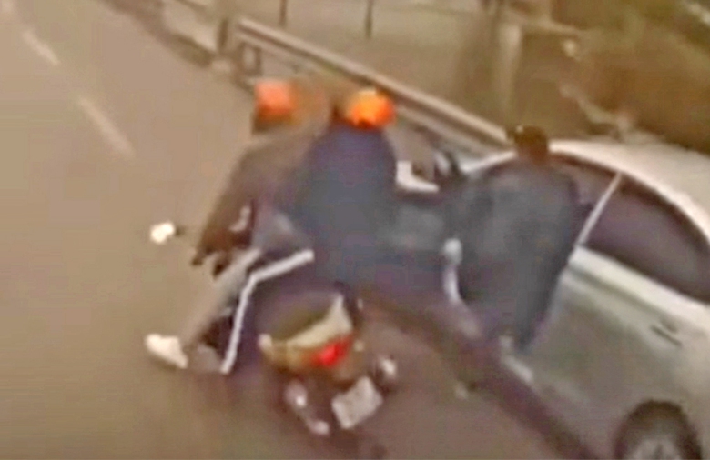 Ngăn tai nạn từ việc mở cửa xe bất cẩn- Ảnh 1. Ngăn tai nạn từ việc mở cửa xe bất cẩn- Ảnh 1.